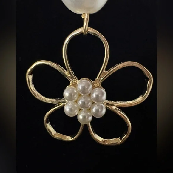 Fun Gold Tone Dangle Daisy Flower Faux Pearl Earrings NWT - Picture 3 of 7